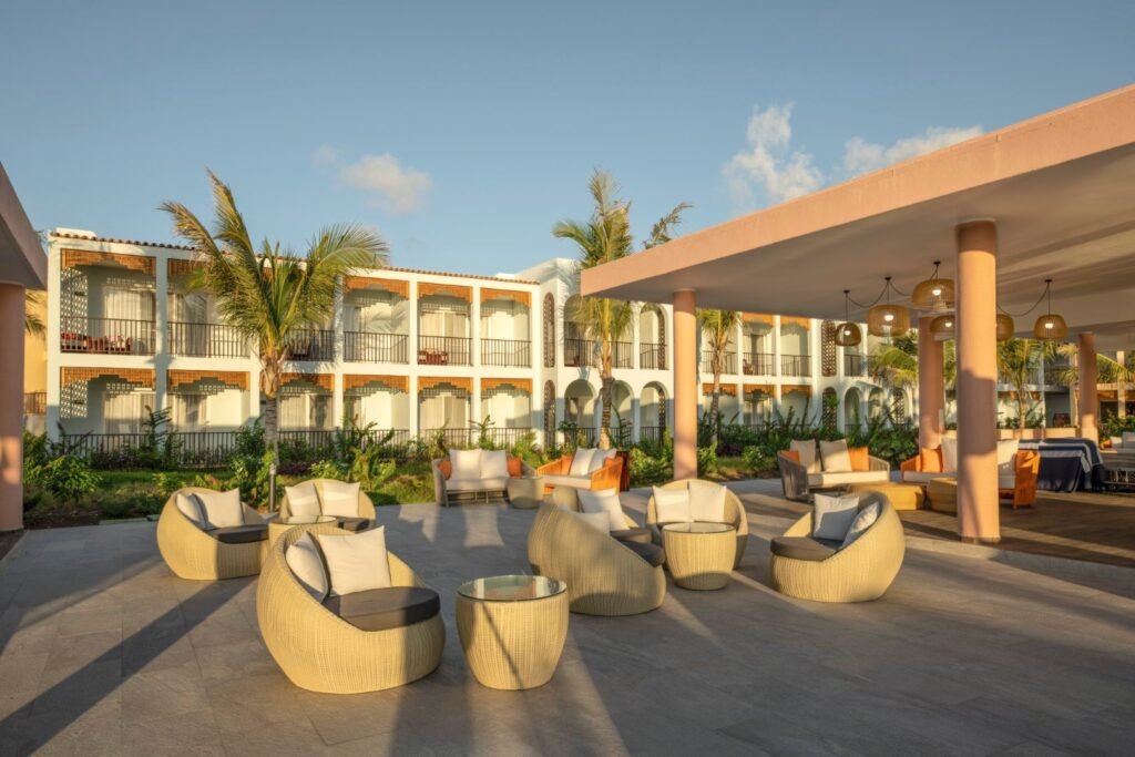 RX0IFX0gRd5c6XDGAHeFWlCYIiUgDxTe znz+012024 ac132612097 tm zanzibar the mora zanzibar Poolbar 4